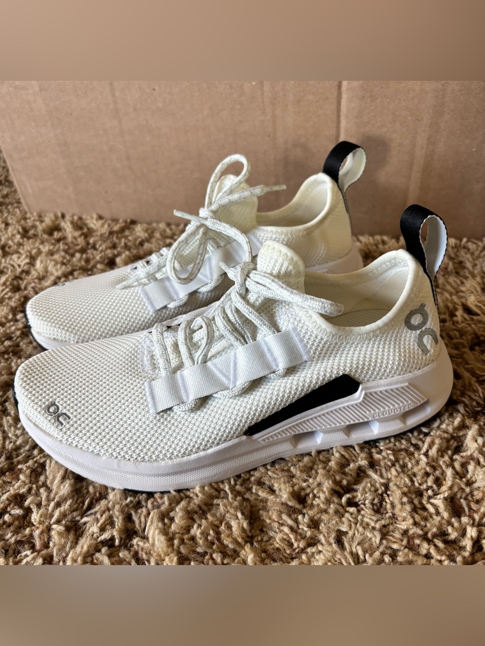 ON Cloudeasy Sneakers Sz 5 White